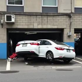 carro despenca do primeiro andar de garagem